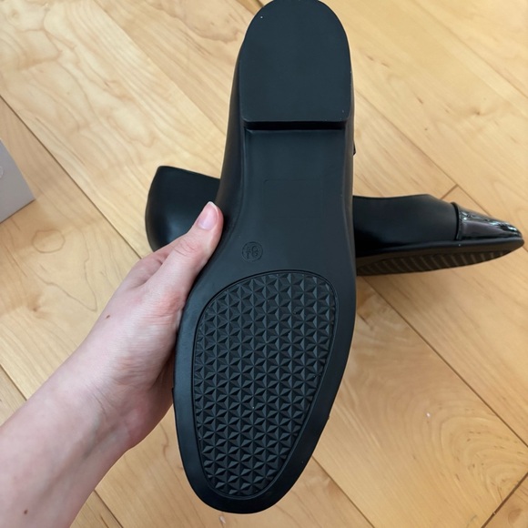 Tahari Black Patent Ballet Flats Mary Janes Womens Size 8.5 New In Box Office - Picture 4 of 8